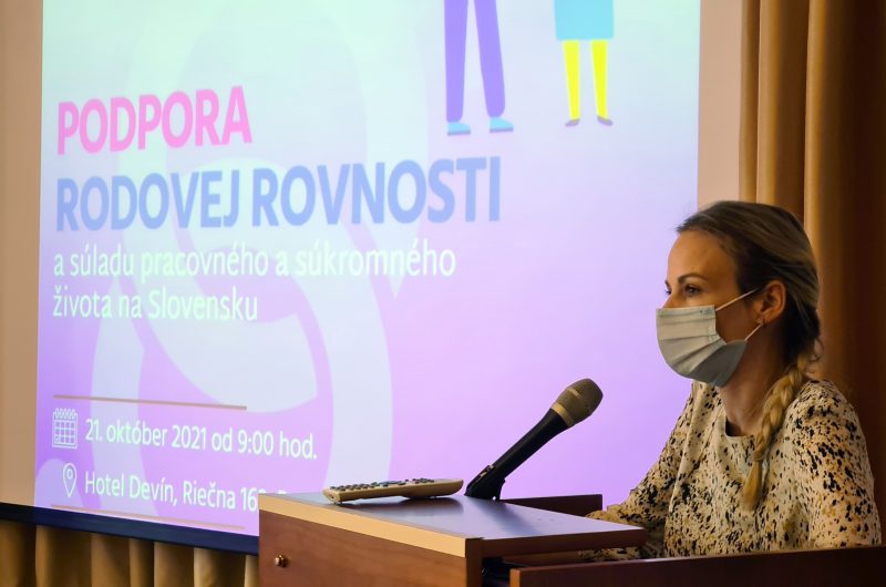 Zamestnankyňa Strediska na otvorení podujatia hovorí do mikrofónu