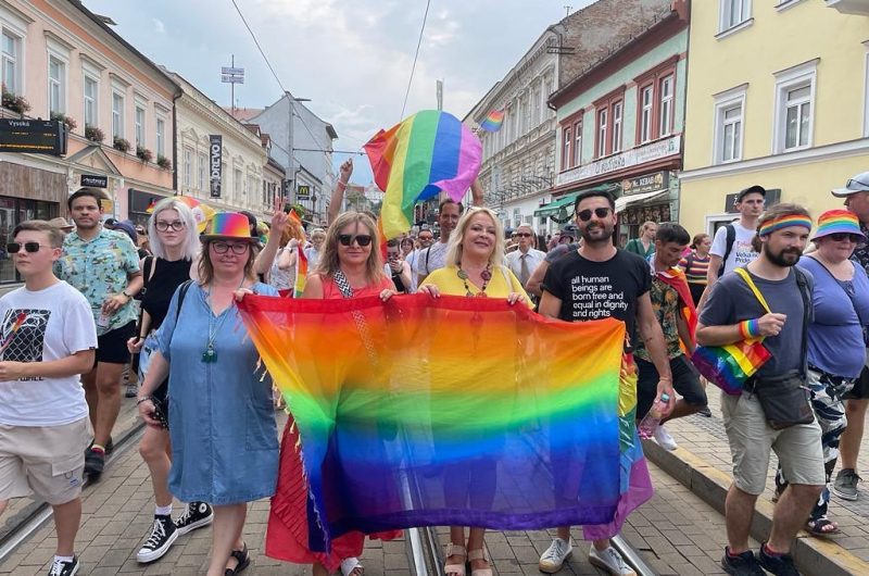 Zamestnanci Strediska a iní spolupracovníci držia v ruke dúhovú vlajku na podporu Dúhového Pridu