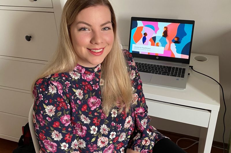 Zamestnankňa Strediska sedí v izbe, pozerá sa na nás a za sebou má notebook