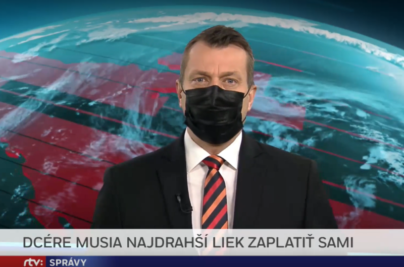 Moderátor RTVS predstavuje reportáž. Text: Dcére musia najdrahší liek zaplatiť sami.