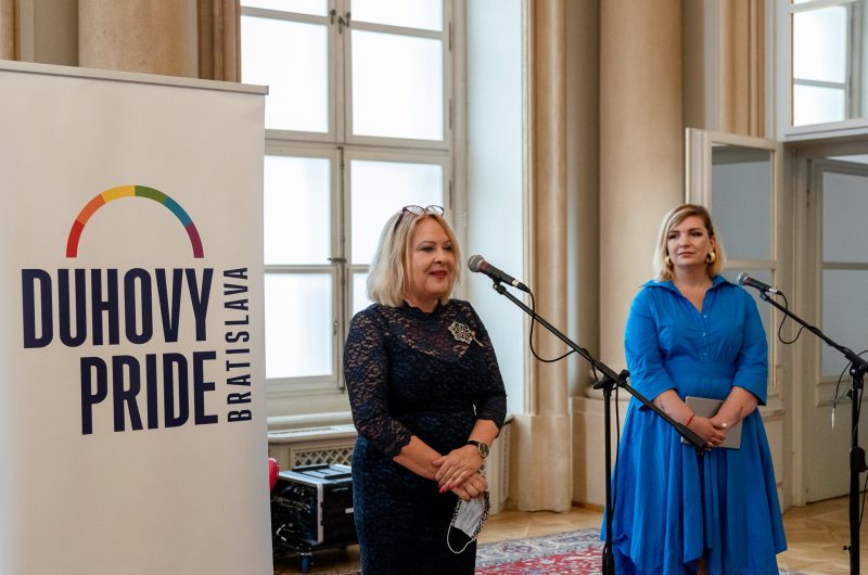 Silvia Porubänová hovorí do mikrofónu na Dúhovom Pride, pri nej stojí moderátorka Simona Salátová