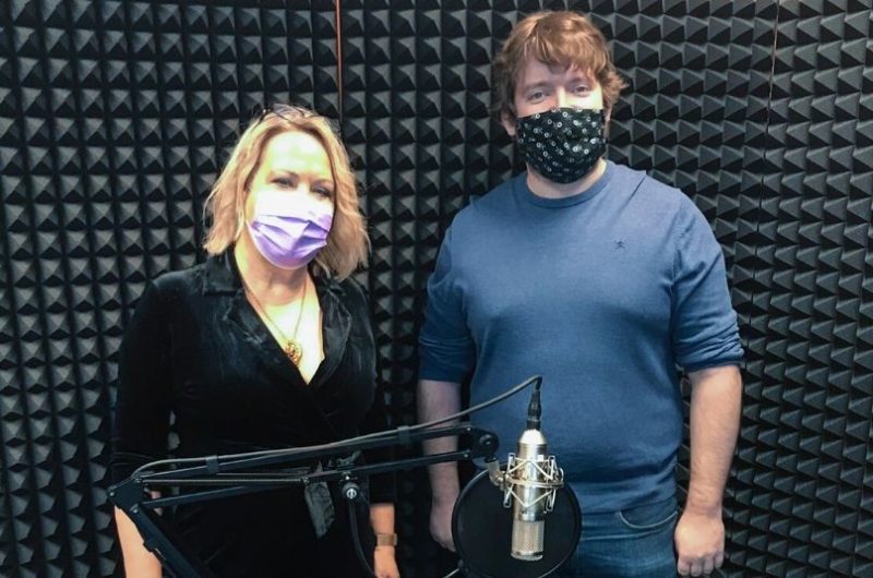 Vedľa seba stoja výkonná riaditeľka Silvia Porubänová a Ábel Ravasz