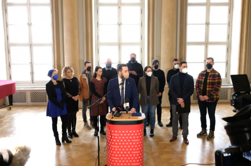 Podporovatelia a podporovateľky na stretnutí u primátora Matúša Valla pri príležitosti akcie Bratislava bez nenávisti