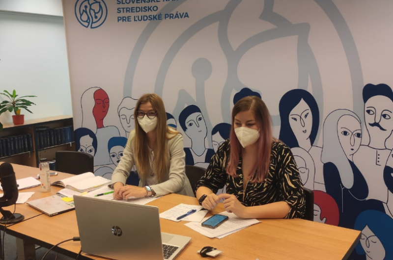 Zamestnankyne Strediska sedia za stolom a pred sebou majú papiere, perá, telefóna notebook