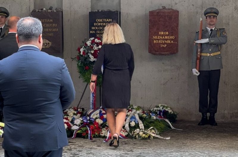 Silvia Porubänová pri odovzdávaní venca na Pamätnom dni rómskeho holokaustu