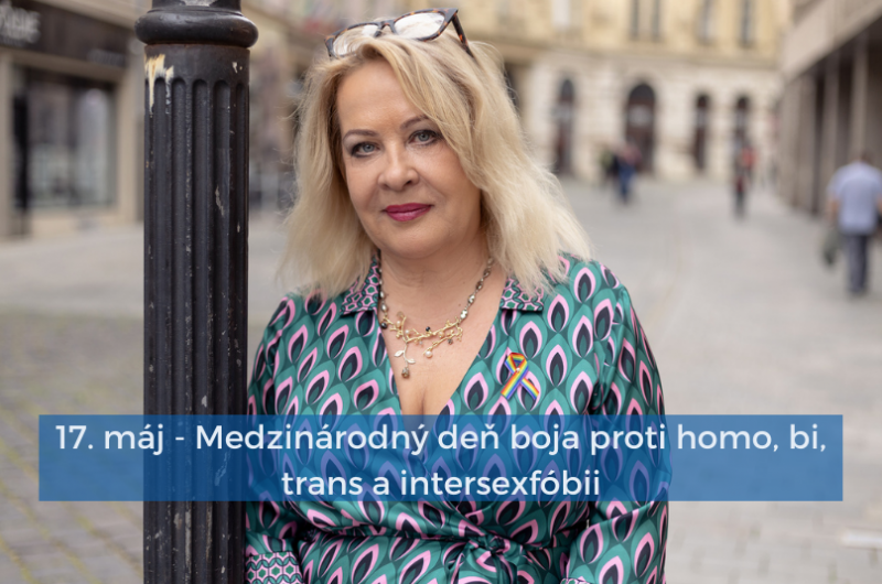 Fotka Silvie Porubänovej s nápisom 17. máj, medzinárodný deň boja proti homo, bi, trans a intersexfóbii
