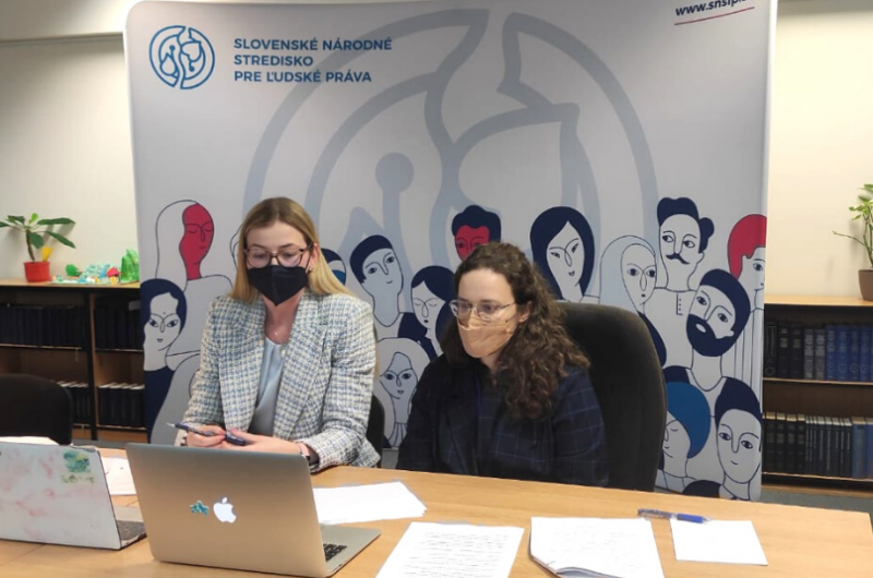 Zamestnankyne Strediska na podujatí za stolom na online stretnutí